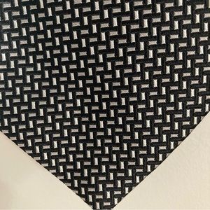 ROUNDTREE & YORKE black and white tie silk